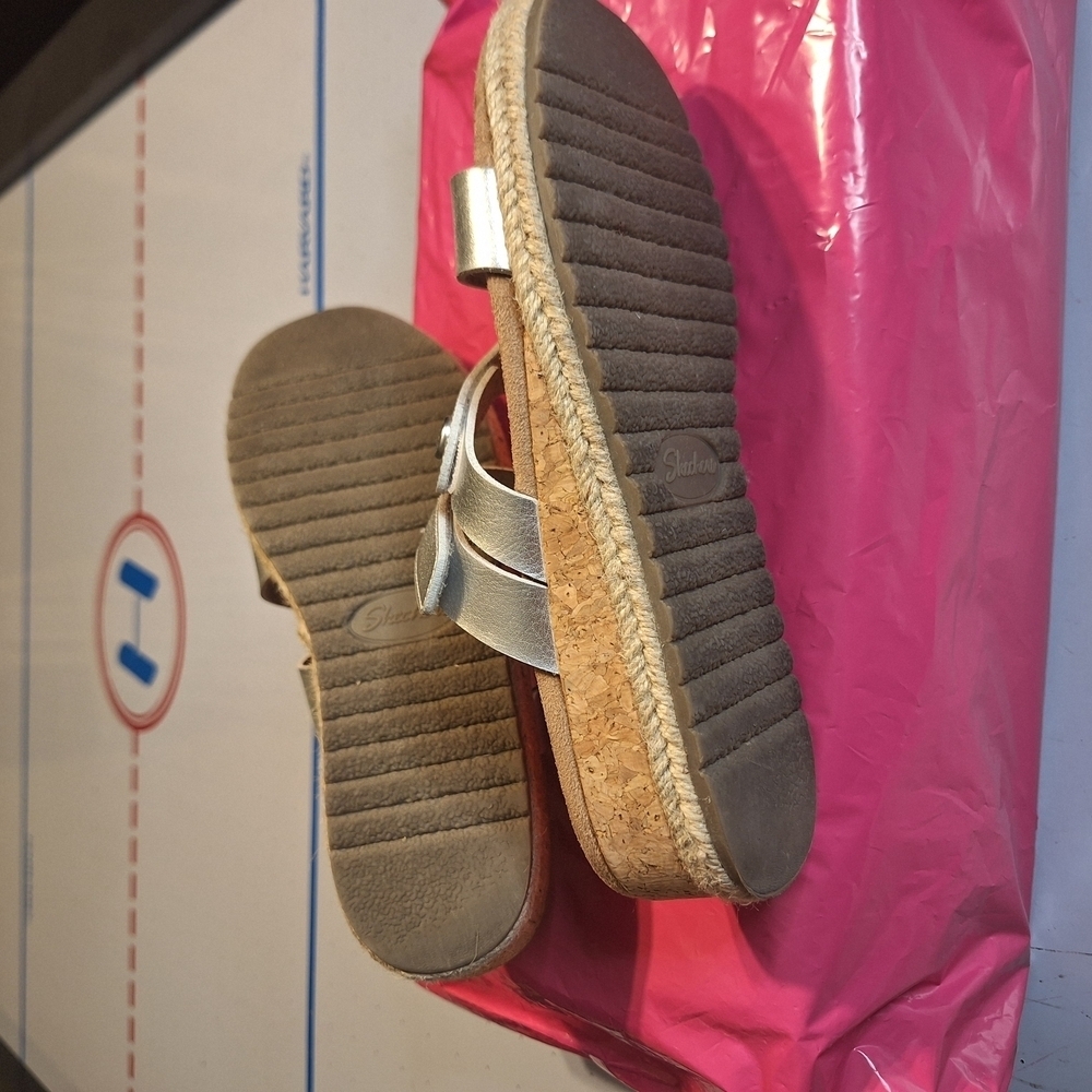 Skechers Silver Sandals with Metallic Straps. Size 7 - Picture 6 of 10